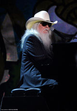 高清：利昂-拉塞尔毛发花白戴墨镜演出老头也扮酷