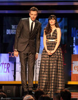 高清组图：佐伊-丹斯切尔性感格纹礼服低胸露背