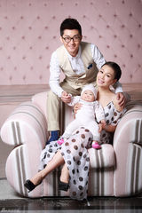 组图：金志文携妻女登封面 全家福温情迎新年