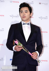 组图：赵政锡手持玫瑰帅气亮相大钟奖红毯