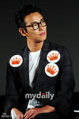 组图：朱智勋李哈妮出席新片《我是王》发布会