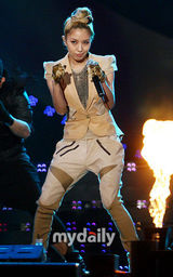 组图：宝儿张靓颖唱响首尔 Rain现场脱衣大秀热舞