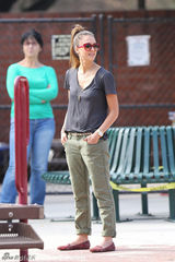 组图：阿尔芭一家甜蜜出游 与丈夫拥抱秀恩爱