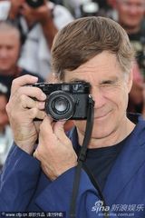 高清图：《无法安宁》发布会 米娅自带相机玩拍照