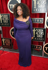 组图：演员工会奖红毯 卷福帅气劳伦斯长裙闪耀