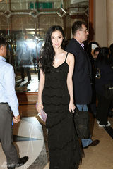 组图：韩雯雯深V长裙亮相釜山电影节红毯