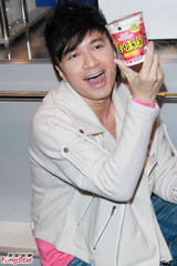 组图：古巨基尚未考虑求婚 代言勾童年回忆