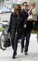 高清组图：杰西卡-阿尔芭全家时尚出游