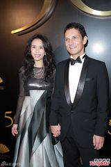 组图：张曼玉优雅透视裙现身笑容甜美