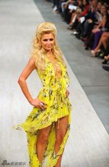 组图：帕丽斯-希尔顿基辅走秀 印花裙宛若田园少女