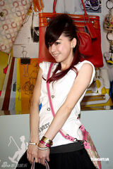 高清图：王心凌短裙走秀 大摆可爱姿势展青春活力