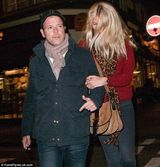 组图：超模克劳迪娅红装出街 紧贴老公秀恩爱