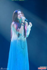 组图：甄妮等红馆开唱 潘美辰唱情歌疑示爱