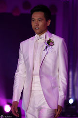 组图：董璇大婚幸福落泪 王中军王中磊兄弟证婚