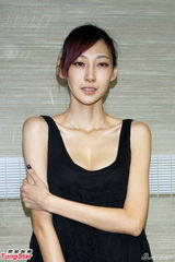 组图：陆瑶被蔡康永吓出大姨妈 纸片身材挺原装巨乳