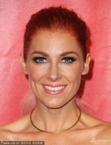 组图：邦妮-麦琪金色短裙似美人鱼 隔空送香吻