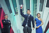 高清组图：2011MTV超级盛典 陈冠希霸气举奖杯