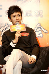 幻灯图：张静初深V裙展妩媚 黄晓明露无厘头坏笑 