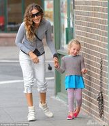 组图:杰西卡-帕克带双胞胎出游 小萝莉吐舌卖萌