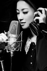 组图：朱珠最新写真化身音乐精灵