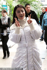 幻灯图集：贡米沈阳代言逛商场 似张柏芝遭围观