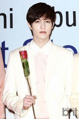 组图：韩团CNBLUE办专辑签名会 成员手持玫瑰