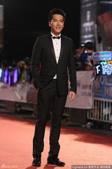 组图：王传一亮相红毯 黑色西装配领结时尚绅士