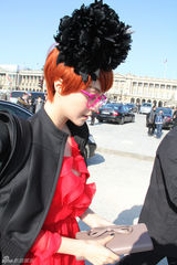 范冰冰红裙竞艳巴黎时装周 老佛爷贴面热吻姚晨(图)