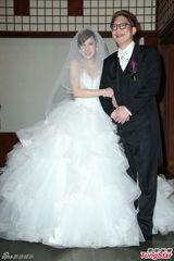 组图：黄小柔出嫁盼造人 穿低胸婚纱挽老公亮相