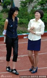 组图：张曼玉笑眯眯进校园做公益 与小粉丝亲切握手