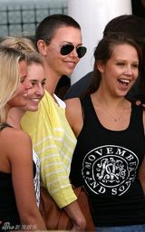 组图：查理兹-塞隆板寸头现身南非街头