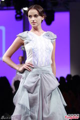 组图：霍启山绯闻女友性感走秀 拒谈郭晶晶怀孕