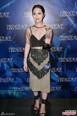 组图：杨千嬅透视装亮相自嘲平胸没看头