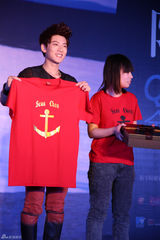 组图：陈翔新唱片发布会现场跪地为母亲洗脚