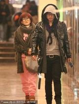 组图：谢娜素颜约会张杰 张杰戴两层帽子反抢眼