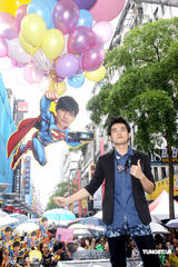 幻灯图：周杰伦签唱会魅力十足 上千粉丝冒雨捧场