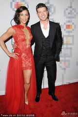 组图：宝拉-巴顿深V蕾丝透视裙 秀浑圆半乳