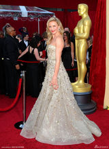 高清图：奥斯卡红毯 卡梅隆-迪亚兹金裙映衬小金人