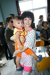 幻灯图：谢娜太阳村献爱心 号召爱心人士加入