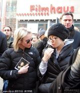 幻灯图：余男素颜现身柏林街头 与齐薇格亲热午餐