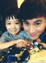组图：最帅潮爸萌娃走红 潮萌不输林志颖父子