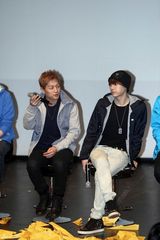 高清组图：韩国偶像组合BEAST办见面会亲密互动