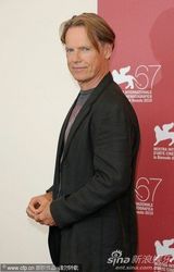 高清：《米克的近路》发布 男星格林伍德“蹲墙角”