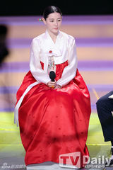 组图：李英爱穿韩服纪念《大长今》播出10周年