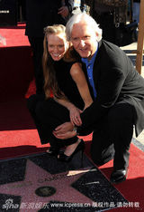 幻灯组图：卡梅隆留名星光大道 施瓦辛格到场助阵