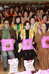 组图：邝美云做义工派发大米福袋 与老人共话家常