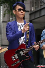 组图：陶喆蓝发义挺金曲奖 澄清炮轰评审口水战