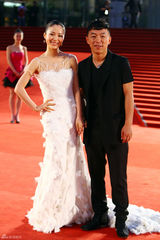 组图：江一燕牵手黄渤亮相 黑白配默契似情侣