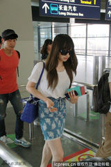 组图：宋茜亮相浦东机场 墨镜遮面衣着随性