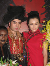 组图：秦岚亮相国际时装周 剑眉红衣冷艳英气